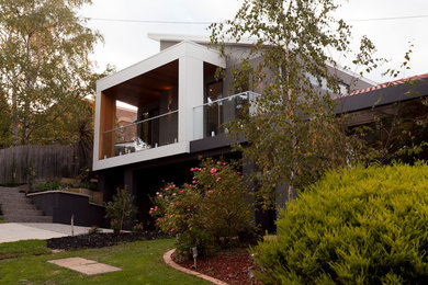 На фото: большой, двухэтажный, разноцветный частный загородный дом в стиле модернизм