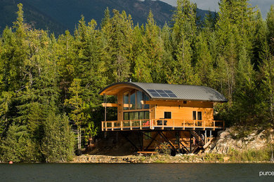Einstöckige Moderne Holzfassade Haus mit brauner Fassadenfarbe in Vancouver