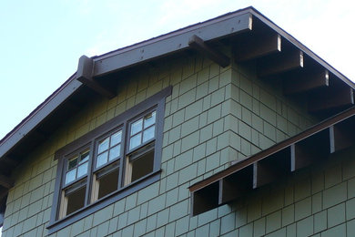 Diseño de fachada verde de estilo americano de tamaño medio de dos plantas con revestimiento de aglomerado de cemento y tejado a dos aguas