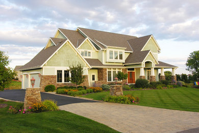 Cette image montre une grande façade de maison verte traditionnelle à un étage avec un revêtement mixte, un toit à deux pans et un toit en shingle.