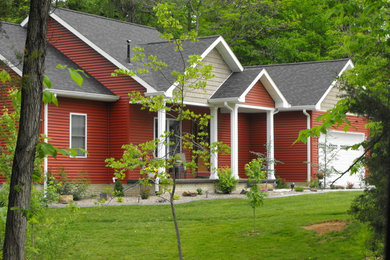 Diseño de fachada roja tradicional de dos plantas con revestimiento de vinilo