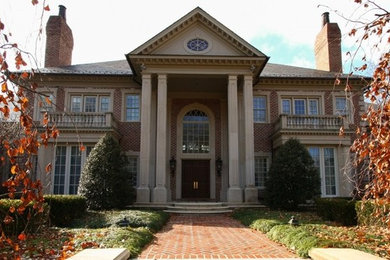 Klassisches Einfamilienhaus mit Mix-Fassade und roter Fassadenfarbe in Baltimore
