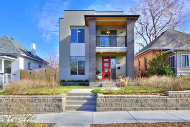 Mittelgroßes, Dreistöckiges Modernes Einfamilienhaus mit Putzfassade, grauer Fassadenfarbe und Flachdach in Denver