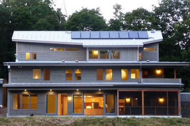 Foto de fachada gris minimalista grande de tres plantas con revestimiento de madera y tejado a dos aguas