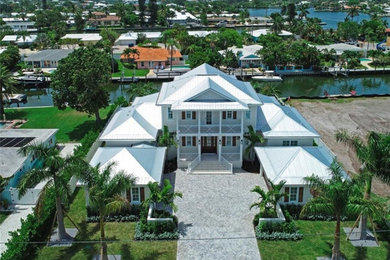 Свежая идея для дизайна: большой, трехэтажный частный загородный дом в морском стиле с металлической крышей - отличное фото интерьера