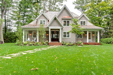 Cette image montre une façade de maison grise marine en bois à un étage.