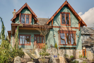バンクーバーにある高級なトラディショナルスタイルのおしゃれな家の外観 (緑の外壁) の写真