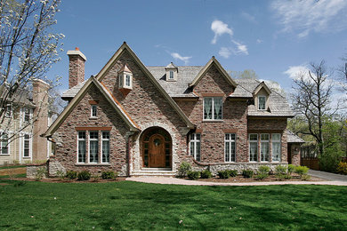 Exempel på ett stort klassiskt hus, med två våningar och tegel