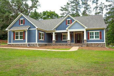 Aménagement d'une façade de maison bleue classique en panneau de béton fibré de taille moyenne et de plain-pied avec un toit à deux pans et un toit en shingle.
