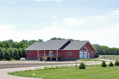 Imagen de fachada de casa roja clásica grande de una planta con tejado a dos aguas y tejado de teja de madera