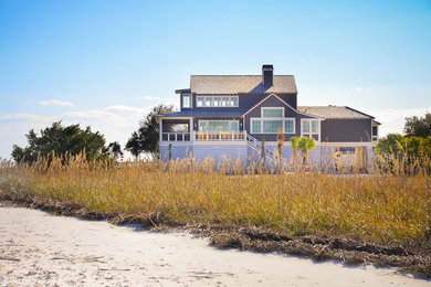 На фото: трехэтажный, деревянный, серый частный загородный дом среднего размера в морском стиле с двускатной крышей и крышей из гибкой черепицы с