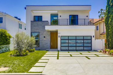 Imagen de fachada de casa blanca contemporánea de tamaño medio de dos plantas con revestimiento de estuco y tejado plano