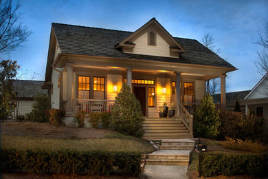 アトランタにあるトランジショナルスタイルのおしゃれな家の外観の写真