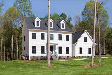 Diseño de fachada de casa blanca de estilo americano de dos plantas con tejado a dos aguas y tejado de teja de madera