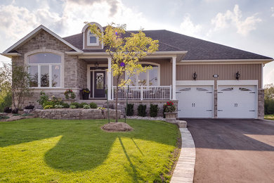 Imagen de fachada de casa beige y gris de estilo americano de tamaño medio de dos plantas con revestimientos combinados, tejado a cuatro aguas y tejado de teja de madera