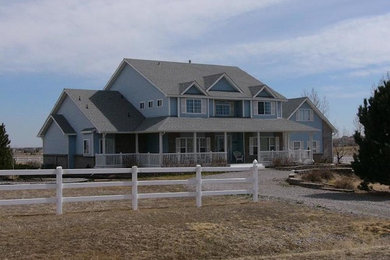 Ejemplo de fachada beige de estilo de casa de campo grande de dos plantas con revestimientos combinados