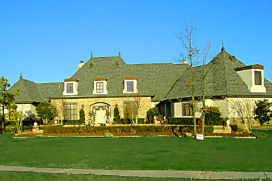 オクラホマシティにある高級なトラディショナルスタイルのおしゃれな家の外観 (石材サイディング) の写真