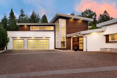 オースティンにある高級なコンテンポラリースタイルのおしゃれな家の外観 (混合材サイディング、緑化屋根) の写真