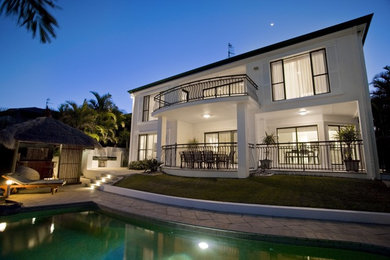 Стильный дизайн: большой, двухэтажный, белый частный загородный дом в средиземноморском стиле с вальмовой крышей - последний тренд