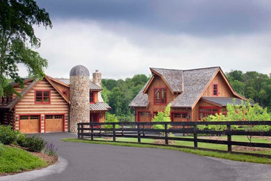 Foto de fachada marrón rural extra grande de dos plantas con revestimiento de madera y tejado a doble faldón