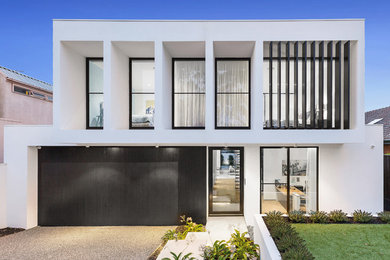 Imagen de fachada de casa blanca minimalista grande de dos plantas con tejado plano y tejado de metal