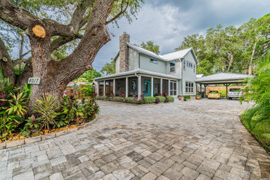 Example of a cottage exterior home design in Tampa