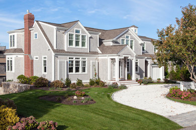 Diseño de fachada gris costera de tamaño medio de dos plantas con revestimiento de madera y tejado a dos aguas