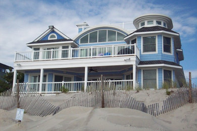 ニューヨークにあるビーチスタイルのおしゃれな家の外観の写真