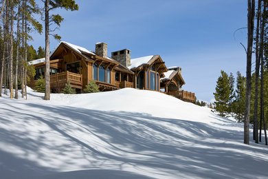 Aménagement d'une très grande façade de maison marron montagne en bois à deux étages et plus avec un toit à deux pans.