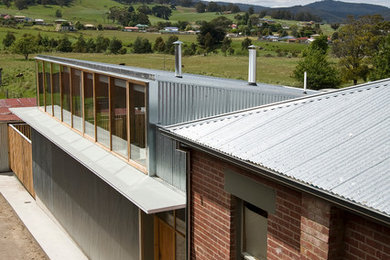 Idee per la facciata di una casa moderna a un piano con rivestimento in metallo