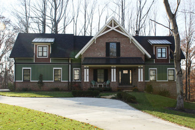 Diseño de fachada verde de estilo de casa de campo de tamaño medio de dos plantas con revestimiento de aglomerado de cemento y tejado plano