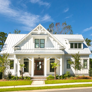 Kleines, Zweistöckiges, Weißes Maritimes Einfamilienhaus mit Faserzement-Fassade, Satteldach und Blechdach in Charleston