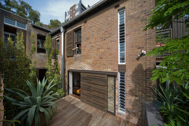 Идея дизайна: двухэтажный, кирпичный, коричневый дом среднего размера в стиле модернизм