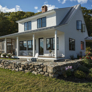 Zweistöckiges Landhausstil Haus mit Holzfassade und Dachgaube in Portland Maine
