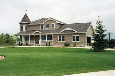 Diseño de fachada de casa beige de estilo americano de tamaño medio de dos plantas con revestimiento de madera