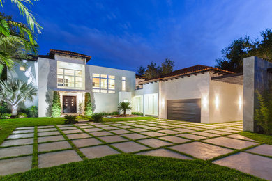 Großes, Zweistöckiges Mediterranes Einfamilienhaus mit Putzfassade, weißer Fassadenfarbe, Walmdach und Ziegeldach in Miami
