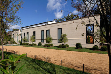 Diseño de fachada beige actual de tamaño medio de dos plantas con tejado plano