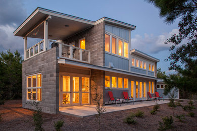 Стильный дизайн: двухэтажный, большой, серый дом в стиле лофт с комбинированной облицовкой и односкатной крышей - последний тренд