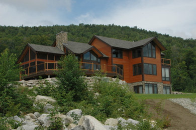 Cette photo montre une façade de maison marron montagne en panneau de béton fibré.