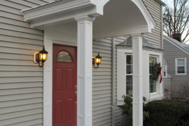 Diseño de fachada de casa beige clásica de tamaño medio de dos plantas con revestimiento de madera, tejado a dos aguas y tejado de teja de madera