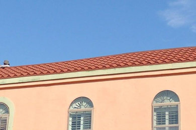Idee per la facciata di una casa beige a tre piani con rivestimento in stucco