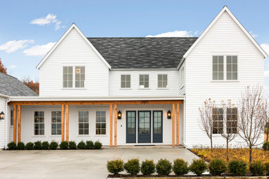 Imagen de fachada de casa blanca de estilo de casa de campo de dos plantas con tejado a dos aguas y tejado de teja de madera
