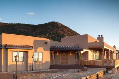 Modern beige one-story exterior home idea in Albuquerque