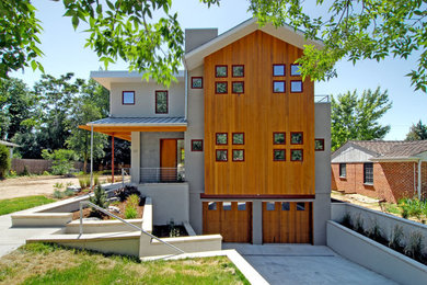 Diseño de fachada marrón minimalista grande de dos plantas con revestimiento de madera y tejado a dos aguas