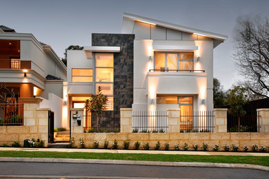 Diseño de fachada blanca contemporánea de dos plantas con revestimientos combinados y tejado de un solo tendido
