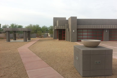 Einstöckiges Retro Haus mit Putzfassade, grauer Fassadenfarbe und Flachdach in Phoenix