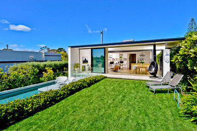 Inspiration for a contemporary exterior home remodel in Auckland