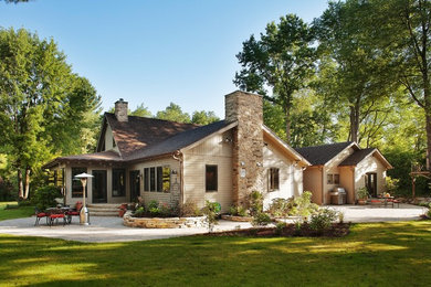 Foto de fachada de casa beige clásica de tamaño medio de dos plantas con revestimiento de madera, tejado a dos aguas y tejado de teja de madera