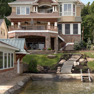 Foto della facciata di una casa beige american style a tre piani
