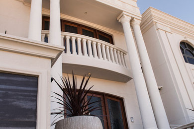 Zweistöckiges Mediterranes Haus mit weißer Fassadenfarbe in Perth